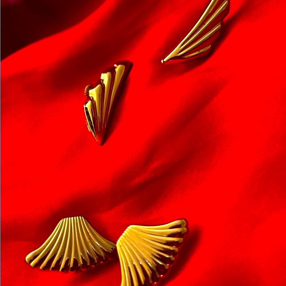 😎 Two pair of Vintage clipon GOLDTONE earrings - Picture 2 of 5